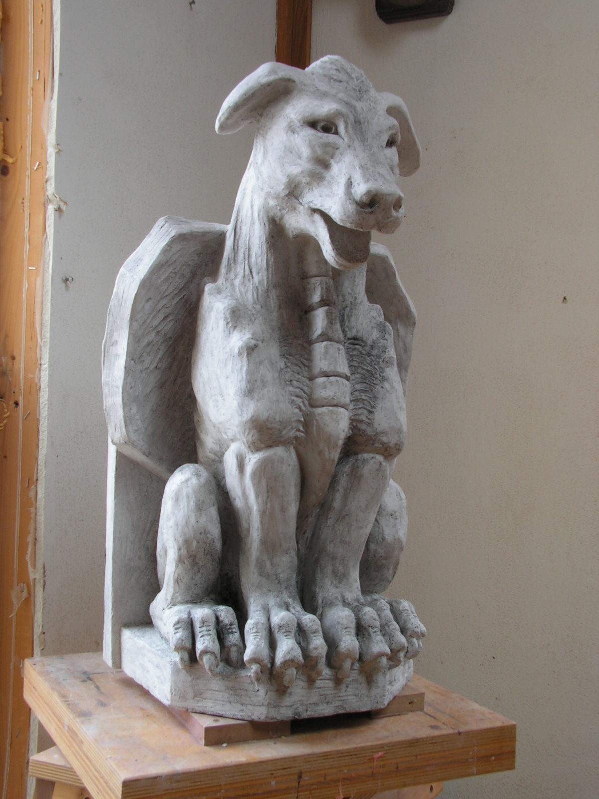 Large standing winged dog Nr 90